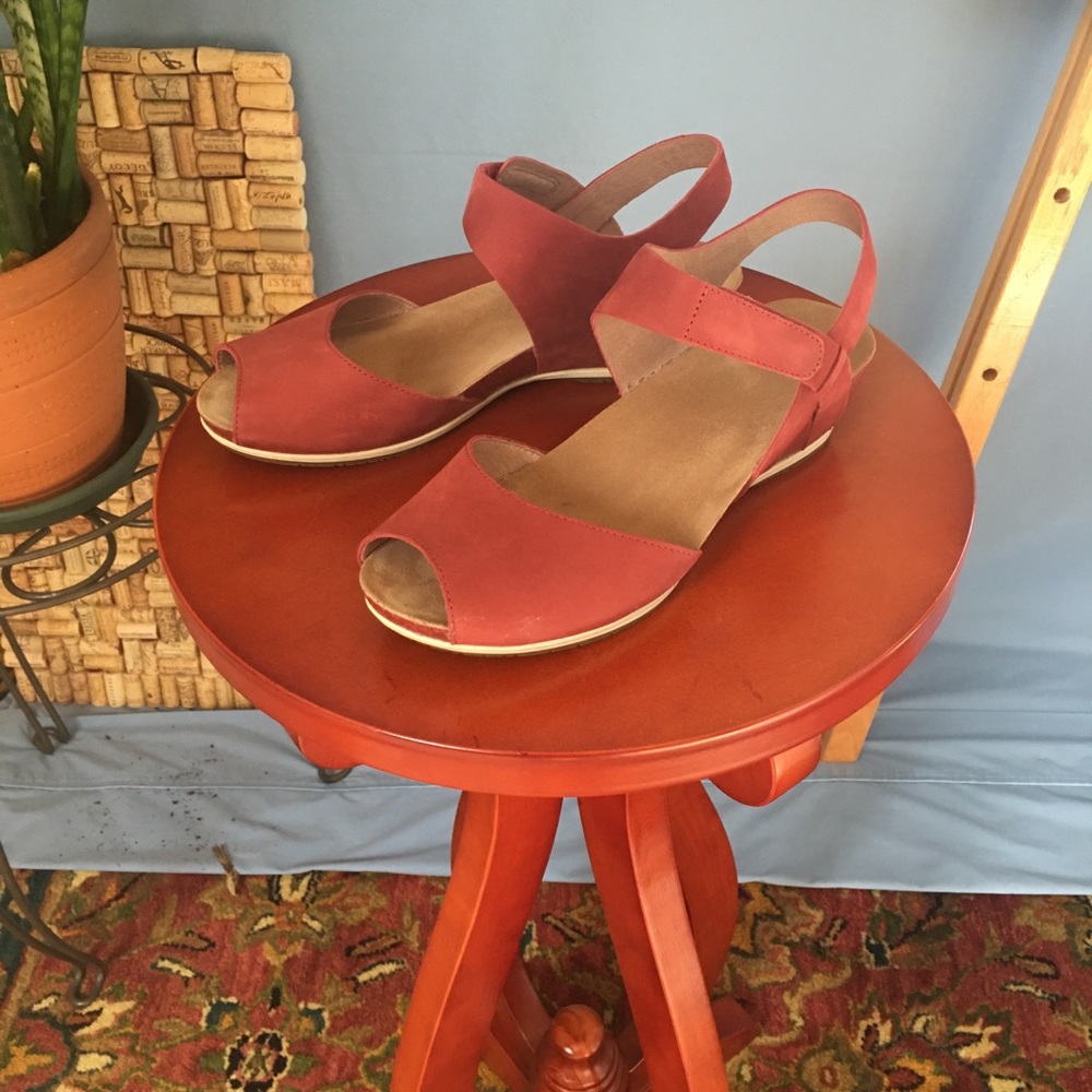 Dansko Vera Nubuck Red sandals. Sz 39 original box